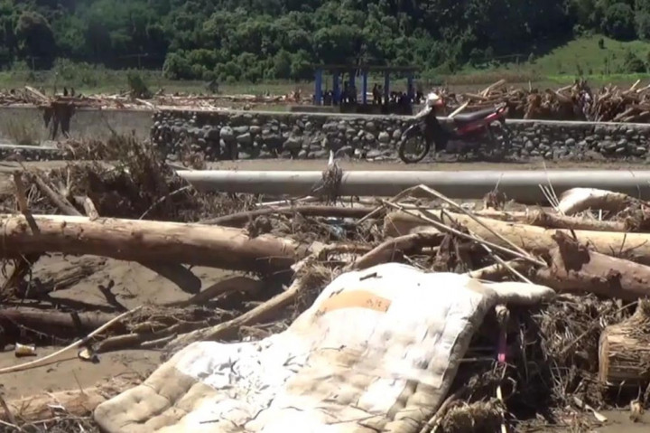 Menurut salah seorang warga korban banjir di Desa Bonelemo, Sahrun, bahwa banjir kali ini merupakan banjir terparah sepanjang beberapa tahun terakhir, bahkan banjir ini disertai lumpur, serta batang kayu besar.