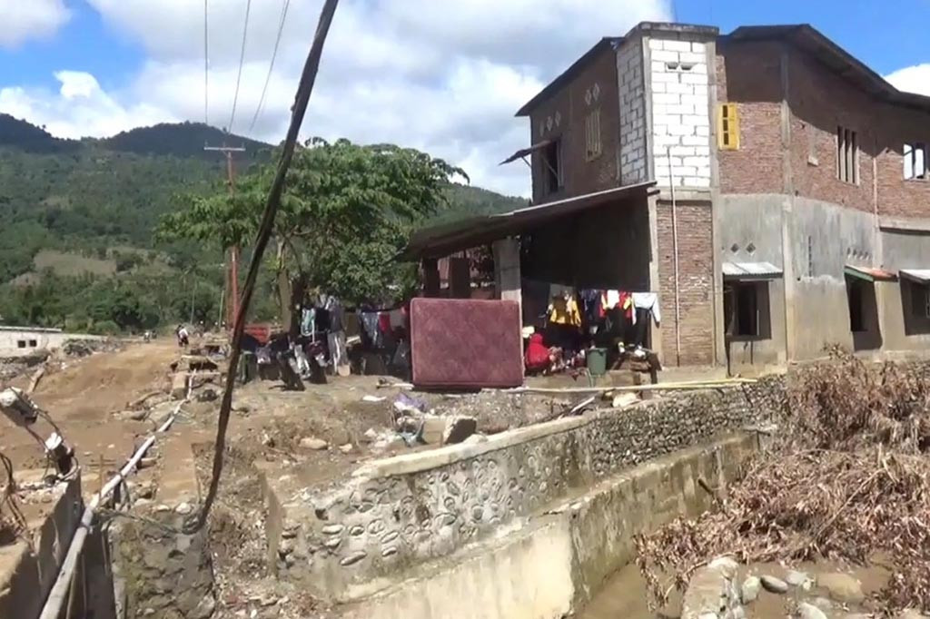 Warga korban banjir di daerah tersebut terpaksa mengungsi ketempat yang lebih aman, seperti di Mesjid dan Sekolah.