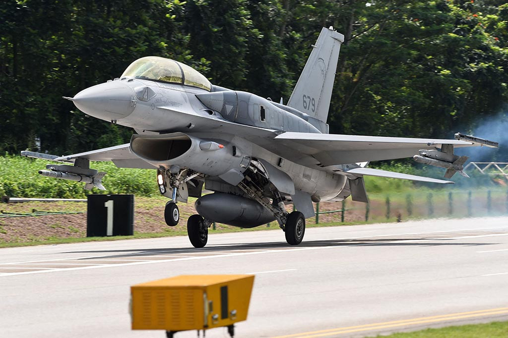 Sebuah jet tempur F-16 jatuh di pangkalan udara militer di Singapura pada hari Rabu, 8 Mei 2024. Tidak ada korban jiwa dalam insiden tersebut.