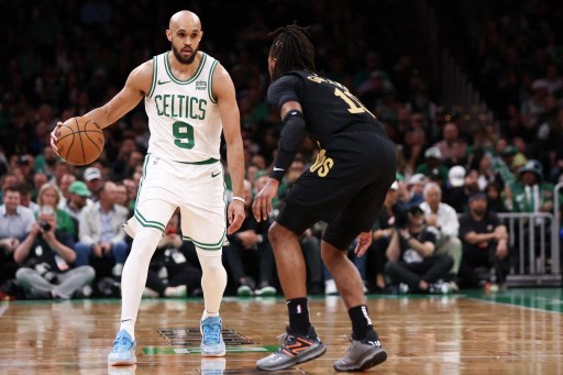 Jika biasanya kemenangan Celtics didorong oleh Jayson Tatum atau Jaylen Brown, kali ini Derrick White tampil sangat baik dengan tujuh lemparan tiga angka yang membuatnya mencetak 25 poin.