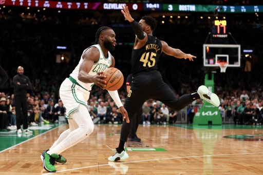 Brown sendiri mencetak 32 poin, dan Tatum menyelesaikan dengan 18 poin dan 11 rebound untuk membantu Celtics unggul di babak kedua.