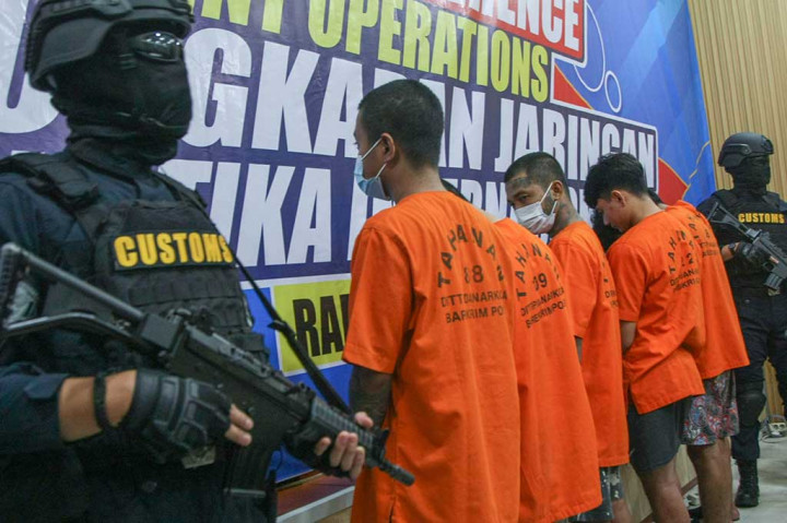 Para tersangka jaringan penyelundupan narkotika jenis ekstasi dihadirkan saat konpers di Bea Cukai Pasar Baru, Jakarta, Rabu, 8 Mei 2024.