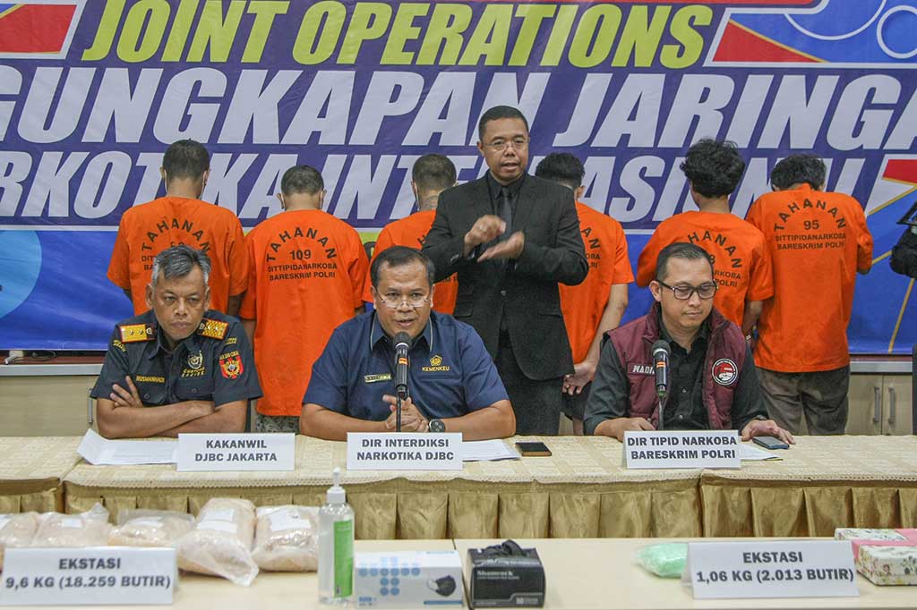 Melalui joint operation, Bea Cukai dan Polri mengamankan 20 ribu lebih pil ekstasi, serta enam orang tersangka sindikat internasional. Tersangka dijerat dengan Undang-Undang Nomor 35 Tahun 209 tentang Narkotika dengan ancaman maksimal hukuman mati atau penjara seumur hidup.