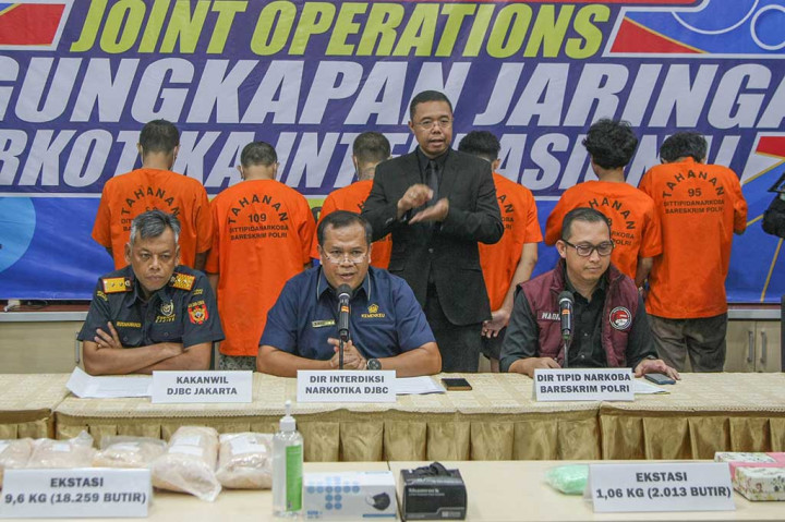 Melalui joint operation, Bea Cukai dan Polri mengamankan 20 ribu lebih pil ekstasi, serta enam orang tersangka sindikat internasional. Tersangka dijerat dengan Undang-Undang Nomor 35 Tahun 209 tentang Narkotika dengan ancaman maksimal hukuman mati atau penjara seumur hidup.