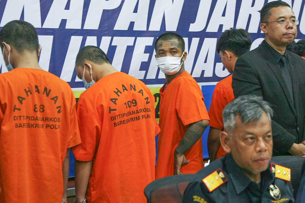 Penindakan pertama dilakukan terhadap paket kiriman asal Belgia yang tiba di Kantor Pos Pasar Baru pada 5 April 2024. Paket diberitahukan sebagai car parts set special for Honda. Namun, setelah dilakukan pemeriksaan, ditemukan enam bungkus plastik bening berisi 18.259 butir ekstasi seberat 9,6 kilogram.