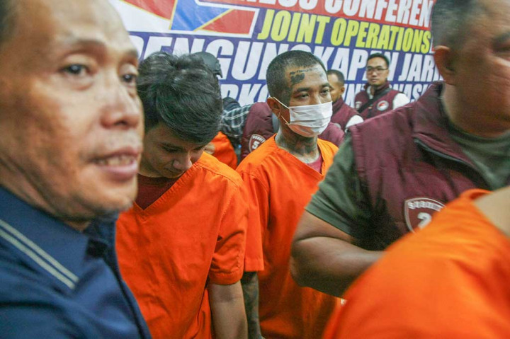 Sementara pada kasus kedua, joint operation melakukan penindakan terhadap paket kiriman asal Belanda yang tiba di Kantor Pos Pasar Baru pada 22 April 2024. Kasus ini juga menggunakan modus false declaration, di mana pelaku memberitahukan barang tersebut sebagai majalah, namun saat dilakukan pemeriksaan ditemukan dua bungkus plastik bening berisikan 2.013 butir ekstasi dengan berat 1,06 kilogram.