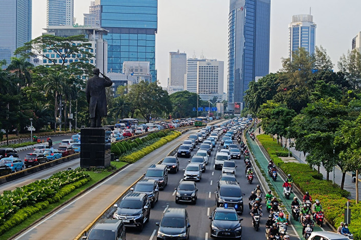 Kemudian, pembatasan usia kendaraan juga terkait dengan upaya mengurangi polusi yang dihasilkan kendaraan yang telah beroperasi lama.