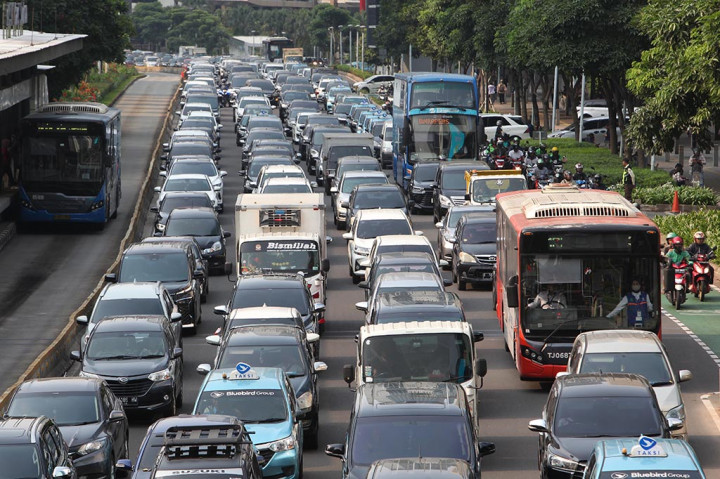 Kemacetan kendaraan pada saat jam pulang kantor di kawasan Sudirman Jakarta, Rabu, 8 Mei 2024. Pemerintah Daerah Khusus Jakarta (DKJ) mendapat kewenangan khusus mengatur bidang perhubungan antara lain dengan membatasi usia kendaraan, termasuk jumlah kepemilikan kendaraan bermotor perseorangan. 