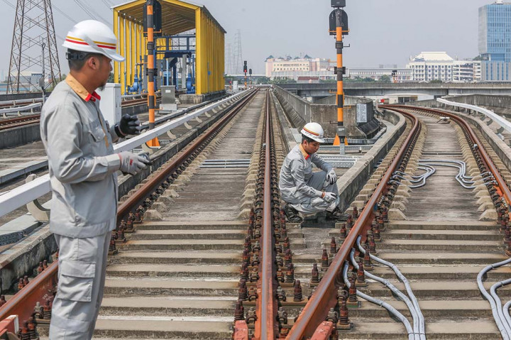Pekerja melakukan pengecekan arus listrik pada jalur Light Rail Transit (LRT) Jakarta di Depo LRT Jakarta Pegangsaan Dua.