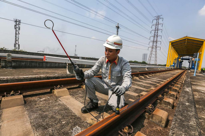 Perawatan dilakukan dengan melakukan pengecekan meliputi third rail, point machine (penggerak rel), ATS (Automatic Train Stop), sistem lampu persinyalan, hingga ke wessel persimpangan jalur kereta. 