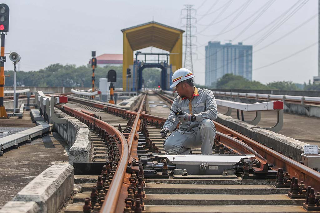 Pekerja melakukan pengecekan arus listrik pada jalur Light Rail Transit (LRT) Jakarta di Depo LRT Jakarta Pegangsaan Dua, Jakarta, Rabu, 8 Mei 2024. 