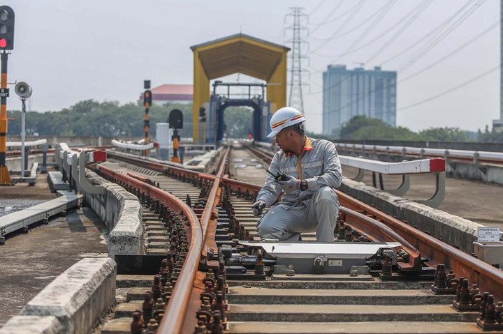 Pekerja melakukan pengecekan arus listrik pada jalur Light Rail Transit (LRT) Jakarta di Depo LRT Jakarta Pegangsaan Dua, Jakarta, Rabu, 8 Mei 2024. 