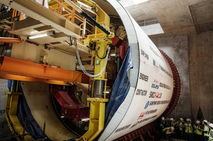 Sedangkan di Stasiun Thamrin, pekerjaan yang sedang dilakukan meliputi pengecoran lantai dasar (base slab) dan kolom, instalasi OTE Duct, pondasi pintu masuk 4, suar penyejuk dan suar ventilasi (ventilation tower) di Thamrin 10.