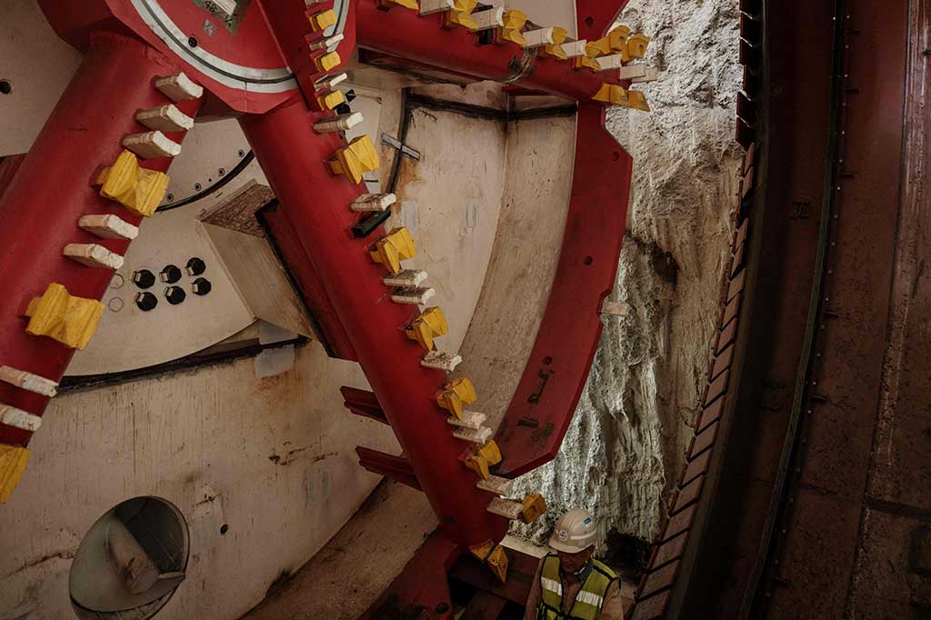 Sedangkan di Stasiun Kota, pekerjaan penggalian tanah untuk lantai dasar (base slab) dan strukturnya masih terus dilakukan. Tim juga sedang menyiapkan kedatangan mesin bor terowongan di sisi selatan stasiun.