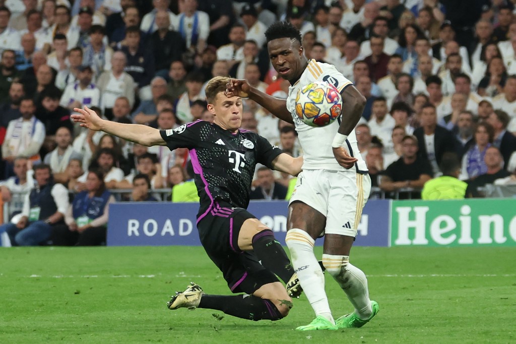 Madrid mengambil inisiatif serangan lebih dulu dan mengancam lewat aksi Vinicius Junior pada menit ke-13. Tapi tembakannya bisa ditepis Manuel Neuer dan bola liar bisa diamankan sebelum Rodrygo Goes dapat menyambarnya.