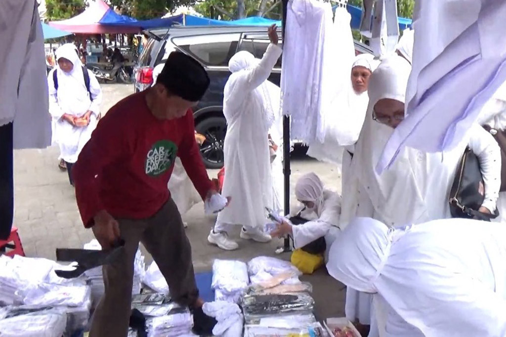 Momen ibadah haji membawa berkah tersendiri bagi pedagang perlengakapan haji musiman yang menjual pernak pernik perlengkapan haji di Polewali Mandar, Sulawesi Barat. Omzet pedagang naik 200 persen hingga mampu meraup untung jutaan rupiah dibanding hari biasanya.