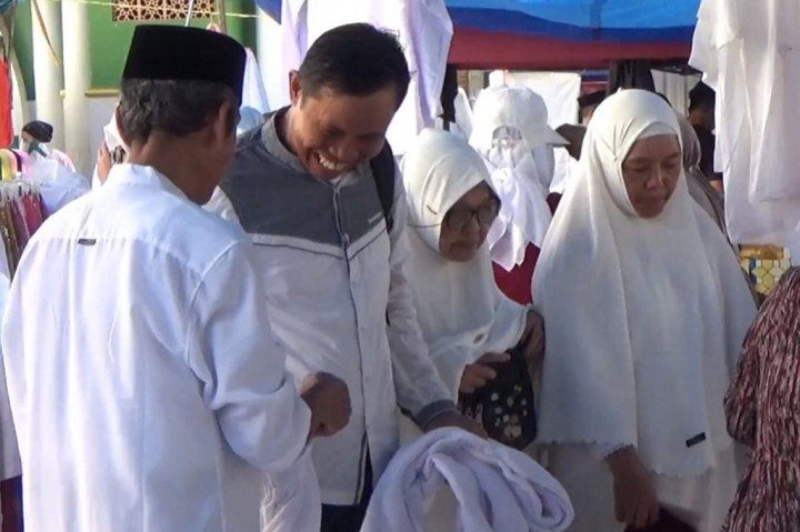 Manasik haji yang digelar Masjid Agung Syuhada Pekkabata, Polewali Madnar, Sulawesi Barat dimanfaatkan oleh pedagang perlengkapan haji musiman yang menggelar dagangannya di area pelataran masjid. Memasuki musim haji tahun ini, sejumlah lapak pedagang mulai ramai diserbu oleh pembeli yang hendak berbelanja kebutuhan perlengkapan haji.