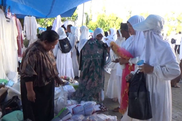 Segala pernak pernik atau perlengkapan haji tersedia disini, seperti pakaian ihram, mukenah, peci, topi, sepatu, serta perlengakapan haji lainnya. Barang paling dicari pembeli adalah pakaian ihram, topi serta pakaian dalam. Harganya pun sangat terjangkau mulai dari 15 ribu hingga ratusan ribu rupiah tergantung dari jenis barangnya.