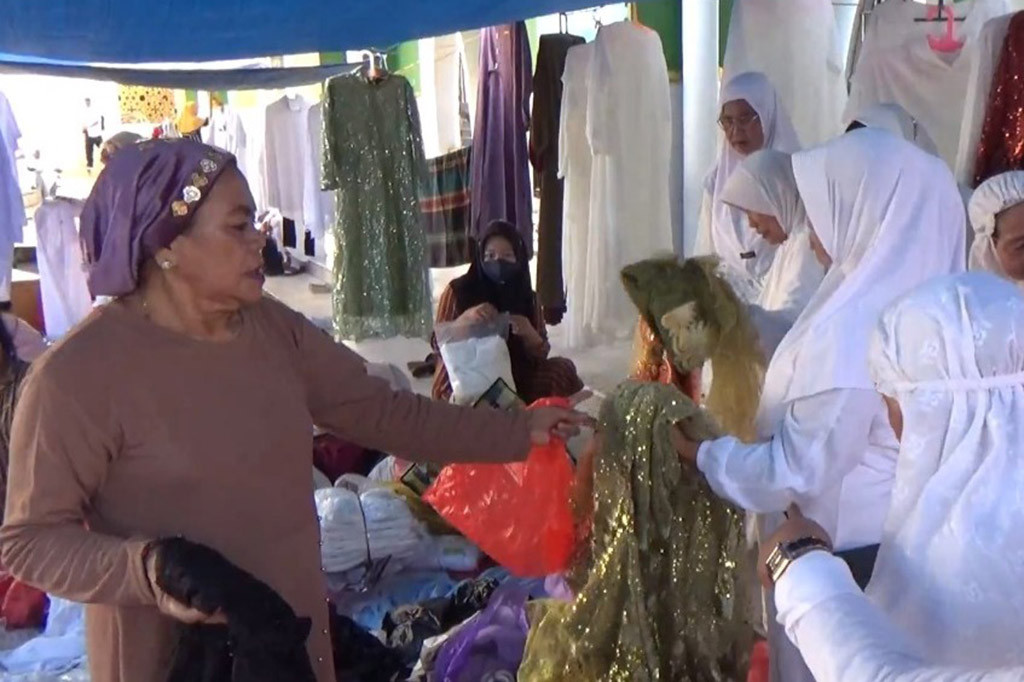 Umumnya pembeli adalah para calon jemaah haji yang akan berangkat ke tanah suci namun ada juga masyarakat umum. Calon jemaah haji mengaku lebih senang berlanja di tanah air dibanding belanja di tanah suci Mekkah. Selain karena harganya lebih murah, mereka juga tidak perlu repot lagi mencari barang tersebut saat mereka tiba di Mekkah, Arab Saudi.