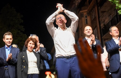 Gordana memiliki latar belakang sebagai seorang profesor hukum yang berusia 70 tahun, sementara lawannya sang petahana Stevo Pendarovski hanya mendapatkan lebih dari 29% suara. 