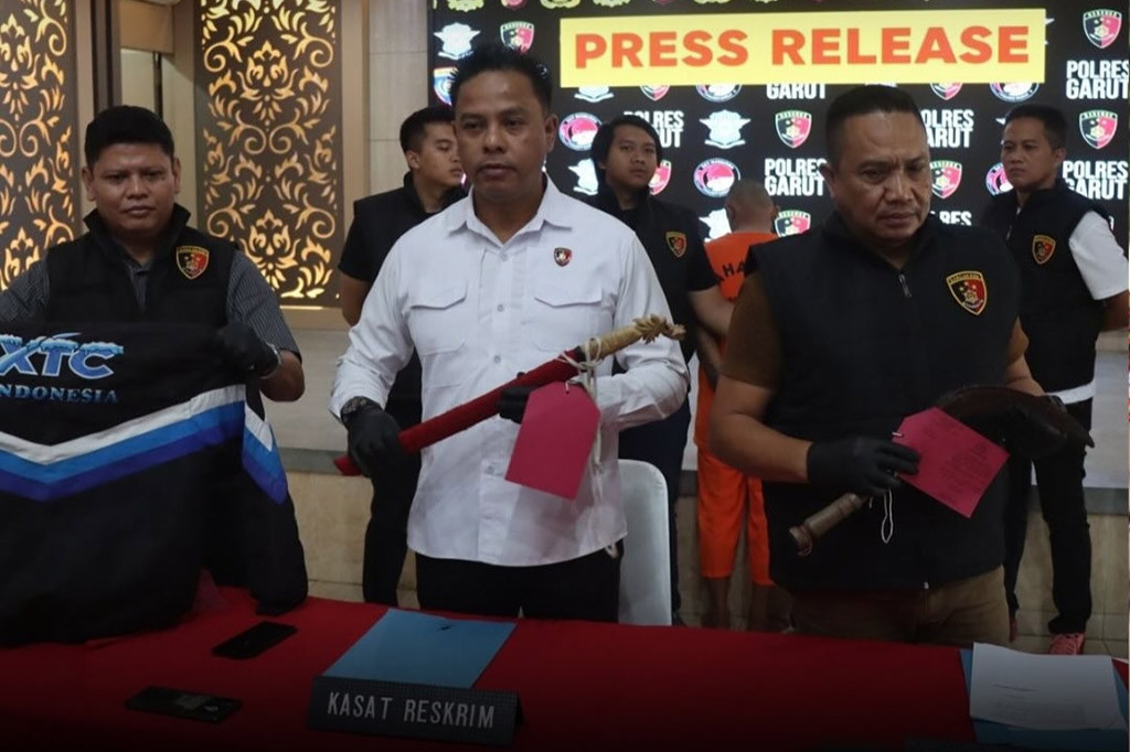 Kedua orang pelaku ditangkap tim gabungan Polres Garut bersama anggota Polda Jawa Barat di Bekasi dan Kota Bandung saat tengah lari dari kejaran petugas Kepolisian. Namun, keduanya langsung dibawa ke Polres Garut untuk dilakukan tahap pemeriksaan berkaitan dengan aksi pembunuhan.