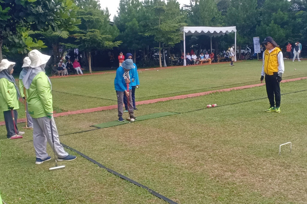 Meskipun ada beberapa peserta yang sudah usia lanjut, semangat untuk berolahraga tetap menggelora, salah satunya Margiati Guntur, seorang perempuan berusia 77 tahun asal Jakarta.