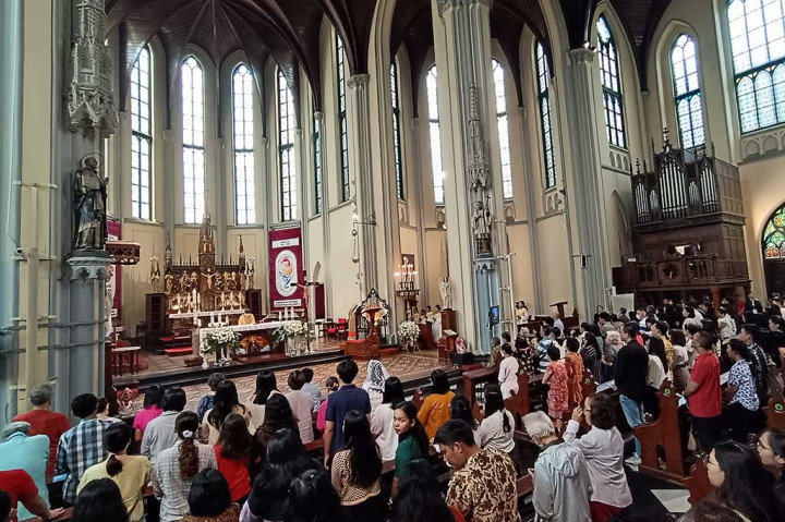 Dalam setiap misa itu, Susi mengatakan, Gereja Katedral siap menampung sebanyak 800 orang di dalam gereja dan 400 hingga 450 orang di Plaza Maria.