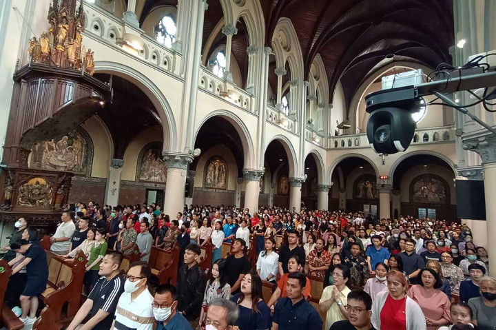 Ratusan umat Nasrani mengikuti ibadah misa kenaikan Isa Almasih di Gereja Katedral, Jakarta, Kamis, 9 Mei 2024. Pada perayaan Kenaikan Yesus Kristus kali ini Gereja Katedral mengangkat tema 'Menjadi Pembawa Kabar Sukacita'.