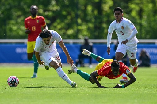 Keunggulan 1-0 membuat Guinea semakin percaya diri. Mereka beberapa kali mendapatkan peluang untuk memperbesar keunggulan, namun masih dapat digagalkan barisan pertahanan Indonesia. Garuda Muda juga sempat mencuri peluang namun tak membuahkan hasil.