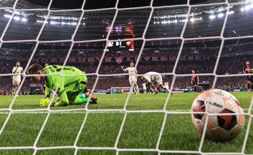 Dalam ulangan semifinal Liga Europa musim lalu, Roma datang ke Leverkusen dengan bekal tertinggal 0-2 akibat kalah pada leg pertama.  Mereka menyamakan kedudukan berkat dua penalti Leandro Paredes dalam dua babak laga itu.