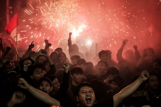 Acara nobar bertambah meriah karena beberapa penonton menyalakan flare dan kembang api di sepanjang laga kedua kesebelasan.