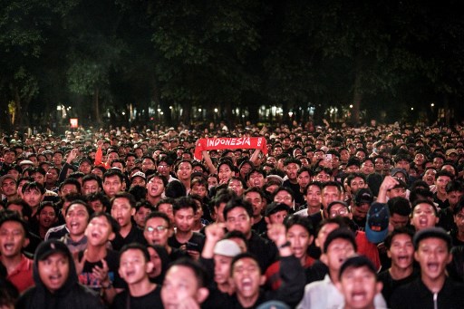 Nobar melalui layar tancap yang disaksikan ribuan warga tersebut berlangsung meriah. Sejumlah atribut mewarnai nobar, di antaranya jersey timnas merah putih, syal bertuliskan 'INDONESIA', dan kibaran bendera Merah Putih.