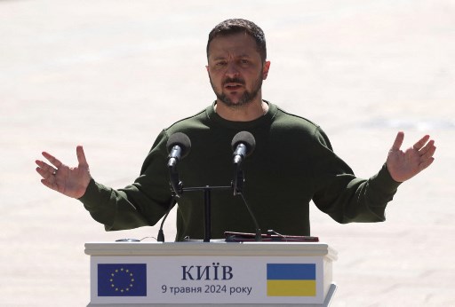 Presiden Ukraina Volodymyr Zelensky, Kamis, 9 Mei 2024, mengatakan bahwa negaranya dapat menghentikan serangan Rusia di timur  setelah menerima pengiriman senjata baru yang disediakan oleh Barat.