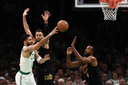 Sementara dari Celtics, hanya Jayson Tatum yang mencetak skor lebih dari 20 poin, yaitu dengan catatan 25 angka. Jaylen Brown menambahkan 19, Payton Pritchard 13, Al Horford 11, dan Derrick White 10 poin.