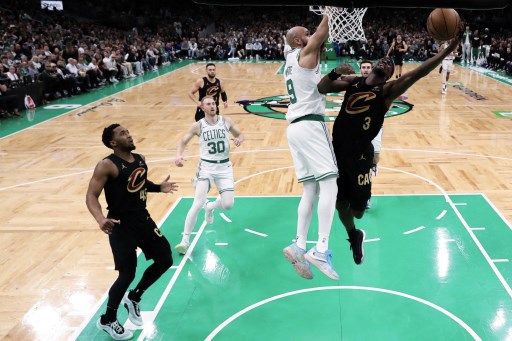 Cleveland Cavaliers memberikan kejutan di TD Garden Arena Boston Massachusetts, Jumat, 10 Mei 2024, dengan mengalahkan Boston Celtics 118-94, untuk menyamakan kedudukan 1-1 dalam rangkaian pertandingan babak semifinal Wilayah Timur.
