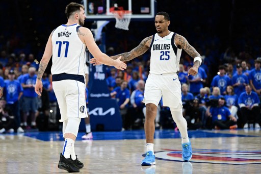 Dallas Mavericks menyamakan kedudukan 1-1 dengan Oklahoma City Thunder dalam rangkaian pertandingan di babak semifinal NBA Wilayah Barat usai menyelesaikan laga kedua dengan skor akhir 119-110 di Paycom Center Oklahoma City Oklahoma, Jumat, 10 Mei 2024.