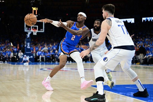 Shai Gilgeous-Alexander menyumbang 33 poin, 12 rebound, dan 8 assist untuk Thunder. Jalen Williams menambahkan 20 poin untuk OKC yang kalah untuk pertama kalinya di pertandingan pascamusim dan kebobolan lebih dari 100 poin untuk pertama kalinya dalam enam pertandingan playoff mereka.