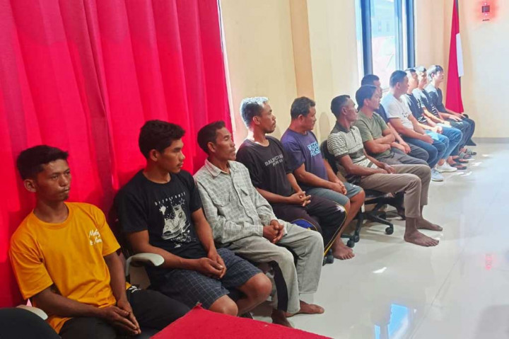 Tim penyidik Direktorat Reserse Kriminal Umum Kepolisian Daerah Nusa Tenggara Timur menetapkan seorang warga asing dan enam warga asal Sulawesi Tenggara sebagai tersangka tindak penyelundupan lima warga Tiongkok yang hendak ke Australia melalui perairan NTT.