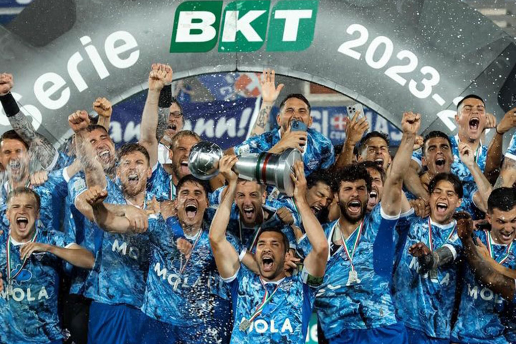 Como 1907 dipastikan mendampingi Parma untuk promosi secara otomatis ke Serie A meski bermain imbang 1-1 lawan Cosenza Calcio dalam pertandingan pamungkas Serie B di Stadio Giuseppe Sinigaglia pada Sabtu, 11 Mei 2024 dini hari WIB.