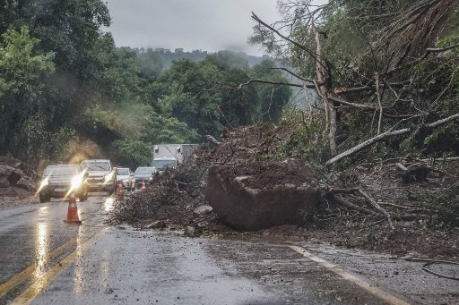 Negara bagian ini berada pada titik pertemuan geografis antara atmosfer tropis dan kutub, yang telah menciptakan pola cuaca dengan periode hujan lebat dan kekeringan lainnya.