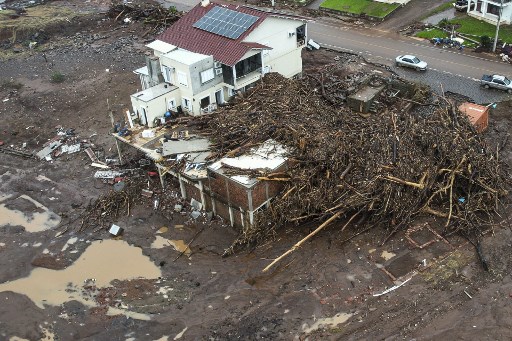 Badai dan banjir yang melanda negara bagian yang dihuni 10,9 juta orang itu, juga telah menyebabkan hampir 340.000 orang mengungsi sementara 141 orang lainnya masih belum ditemukan.