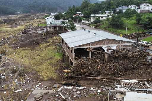Hujan deras telah menyebabkan beberapa sungai dan danau di wilayah tersebut mencapai titik tertingginya, sementara banjir menutup jalan-jalan dan mengganggu logistik, sehingga memicu kekurangan barang-barang penting di wilayah tertentu.