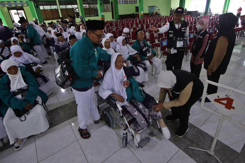 Dinas Kesehatan Kabupaten Temanggung membekali rombongan jemaah calon haji dari wilayahnya yang akan menunaikan ibadah haji ke Tanah Suci Mekah, dengan serbuk Ramolit, untuk antisipasi kekurangan cairan atau dehidrasi.