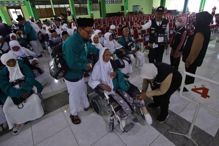 Dinas Kesehatan Kabupaten Temanggung membekali rombongan jemaah calon haji dari wilayahnya yang akan menunaikan ibadah haji ke Tanah Suci Mekah, dengan serbuk Ramolit, untuk antisipasi kekurangan cairan atau dehidrasi.