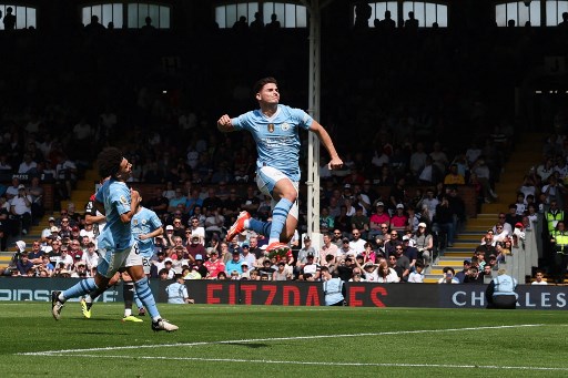 Pada menit tambahan babak kedua, Fulham harus bermain dengan 10 orang setelah Issa Diop mendapatkan kartu kuning kedua karena melanggar Julian Alvarez di kotak terlarang. Alvarez yang maju sebagai algojo penalti sukses melaksanakan tugasnya dengan baik sehingga skor berubah 4-0.