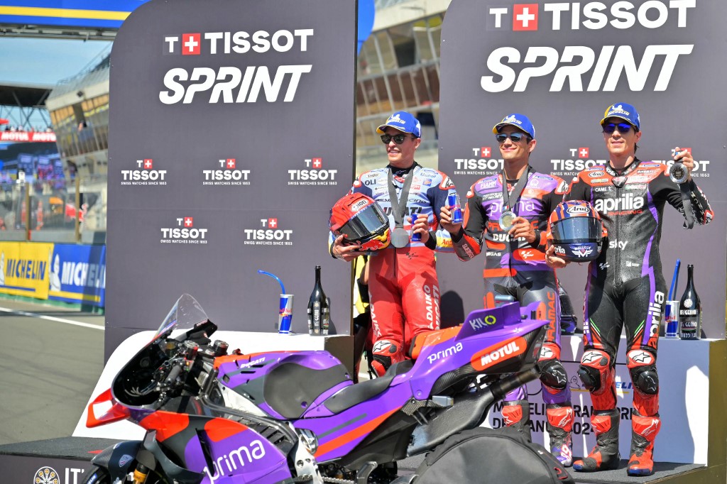 Marc Marquez yang memulai sprint dari grid ke-13 berhasil memacu sepeda motor Gresini Ducati secara optimal hingga finis di posisi kedua. Maverick Vinales yang sama-sama berasal dari Spanyol dia biarkan finis ketiga.