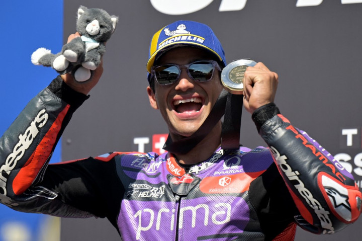 Pembalap Italia yang juga membela Ducati, Enea Bastianini, berada di urutan keempat. Pencapaian itu membuatnya berpeluang memangkas jarak Martin yang berada di puncak klasemen dengan koleksi 104 poin.