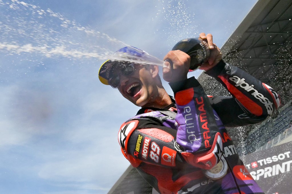 Rekan setim Bastianini, Francesco Bagnaia malah tidak bisa menyelesaikan lomba karena terjatuh ketika melahap lap ketiga. Kondisi itu membuatnya berpotensi absen di balapan utama karena motornya bermasalah.