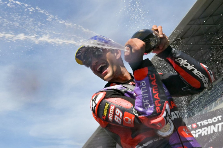 Rekan setim Bastianini, Francesco Bagnaia malah tidak bisa menyelesaikan lomba karena terjatuh ketika melahap lap ketiga. Kondisi itu membuatnya berpotensi absen di balapan utama karena motornya bermasalah.