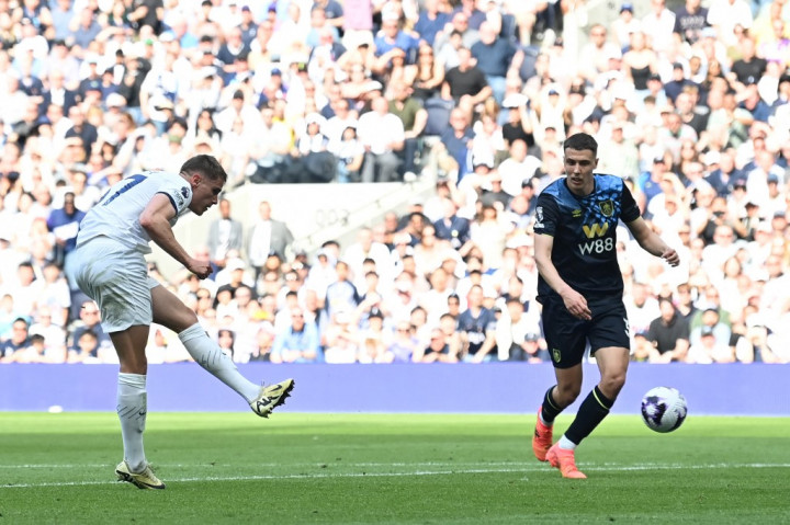 Selanjutnya, Tottenham mampu berbalik unggul ketika waktu normal tersisa delapan menit lagi melalui gol Micky van de Ven yang memanfaatkan umpan James Maddison sehingga skor berbalik menjadi 2-1.